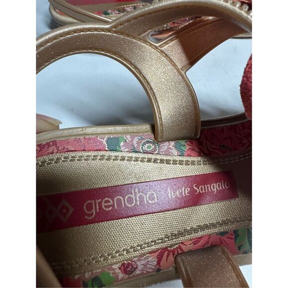 Grendha Ivete Sangalo Girls Plastic Sandals Flower Trim Size 2 Beige - Picture 4 of 8